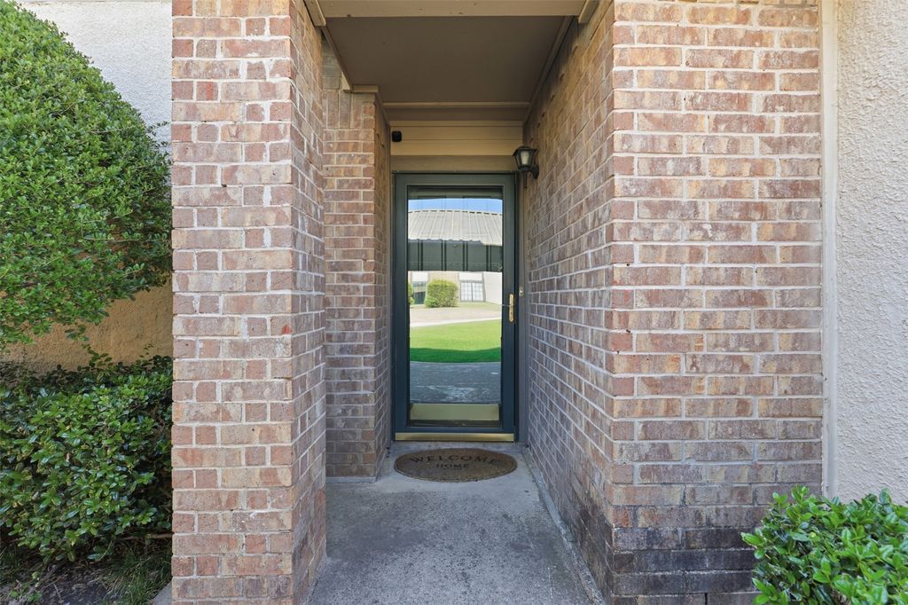 322 W Harwood Road B, Hurst, TX 76054
