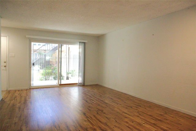 5323 Fleetwood Oaks Avenue 156, Dallas, TX 75235