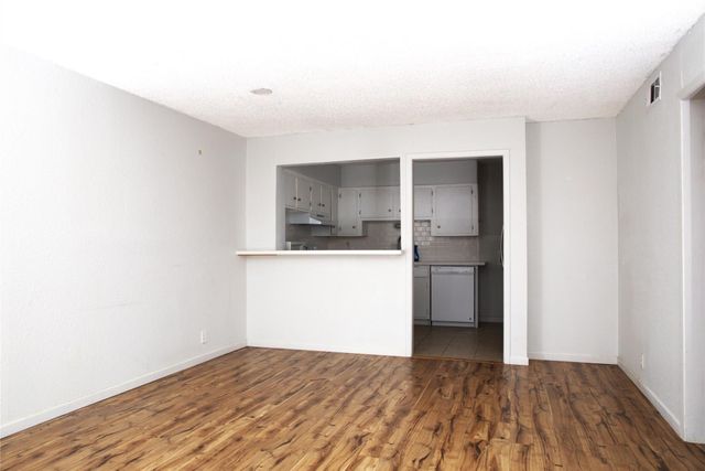 5323 Fleetwood Oaks Avenue 156, Dallas, TX 75235