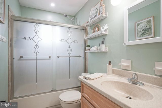 9 HEMLOCK DR, Blackwood, NJ 08012