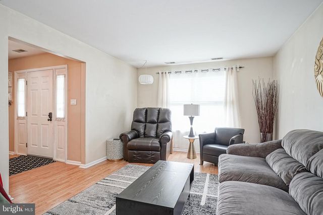 9 HEMLOCK DR, Blackwood, NJ 08012