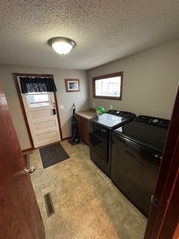 905 NE 8th Ave, Minot, ND 58703