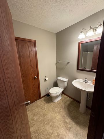 905 NE 8th Ave, Minot, ND 58703