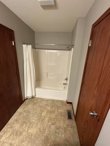 905 NE 8th Ave, Minot, ND 58703