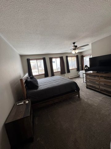 905 NE 8th Ave, Minot, ND 58703