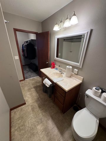 905 NE 8th Ave, Minot, ND 58703