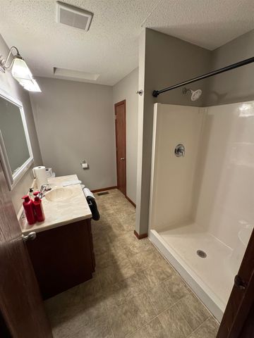 905 NE 8th Ave, Minot, ND 58703