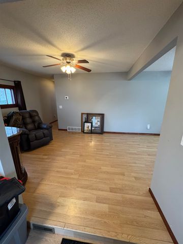 905 NE 8th Ave, Minot, ND 58703