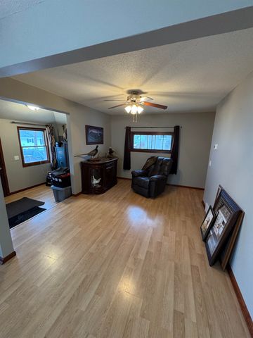 905 NE 8th Ave, Minot, ND 58703