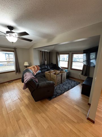 905 NE 8th Ave, Minot, ND 58703