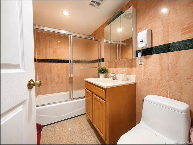 10421 39th Avenue 211C, Corona, NY 11368