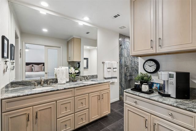 7450 Holly Hill Drive 124, Dallas, TX 75231