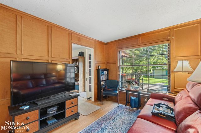 1302 Yorkshire Road, Grosse Pointe Park, MI 48230