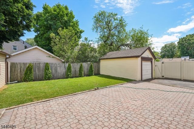 21 Ferncliff Rd, Bloomfield Twp., NJ 07003