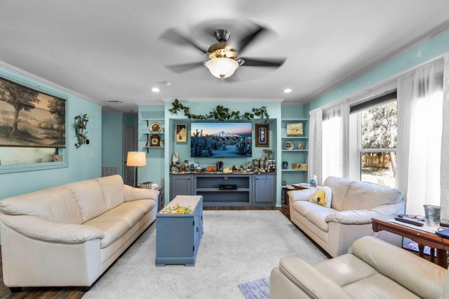 15675 Holiday Court, La Pine, OR 97739