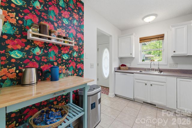 77 Lees Creek Road, Asheville, NC 28806