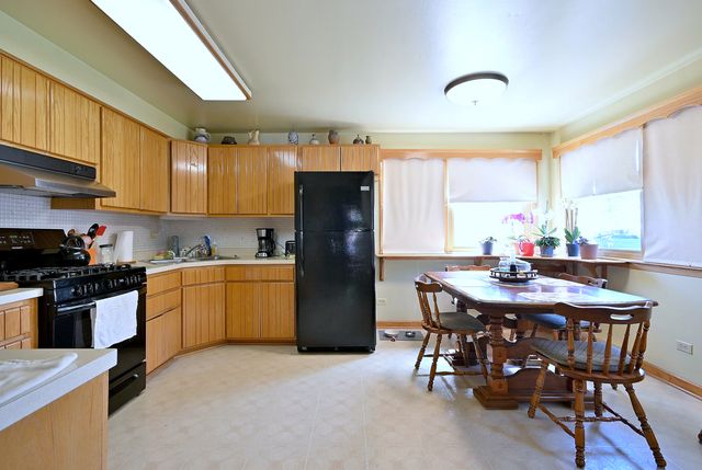 8925 S 49th Court, Oak Lawn, IL 60453