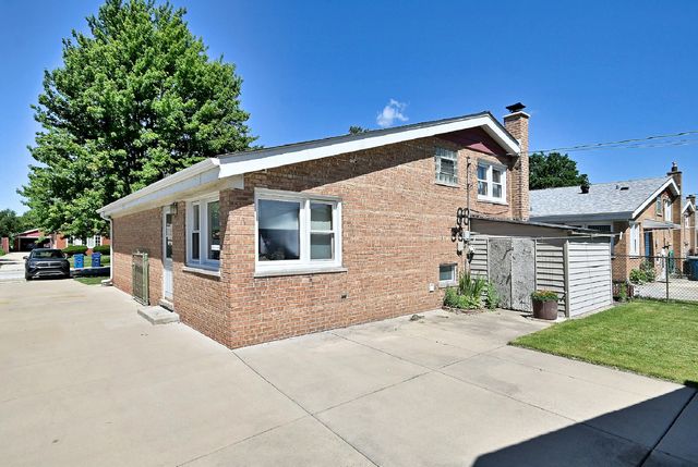 8925 S 49th Court, Oak Lawn, IL 60453