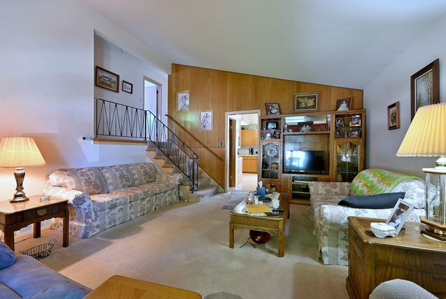 8925 S 49th Court, Oak Lawn, IL 60453