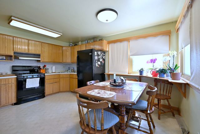 8925 S 49th Court, Oak Lawn, IL 60453