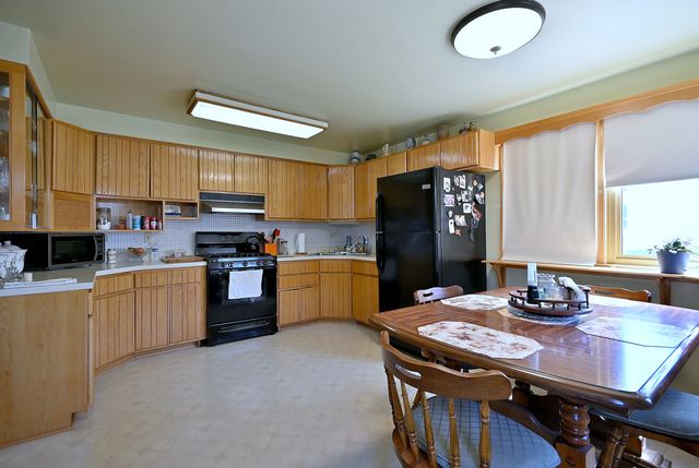 8925 S 49th Court, Oak Lawn, IL 60453
