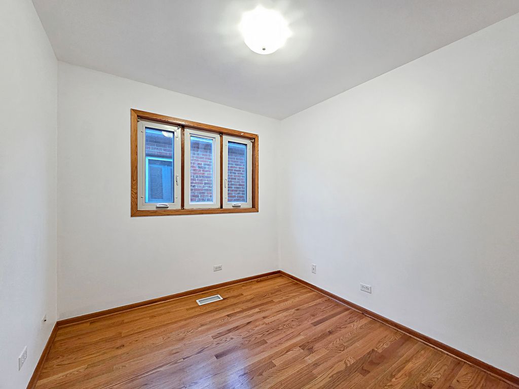 Image 13 of property listing at 1350 W 32nd Street A, Chicago, IL 60608