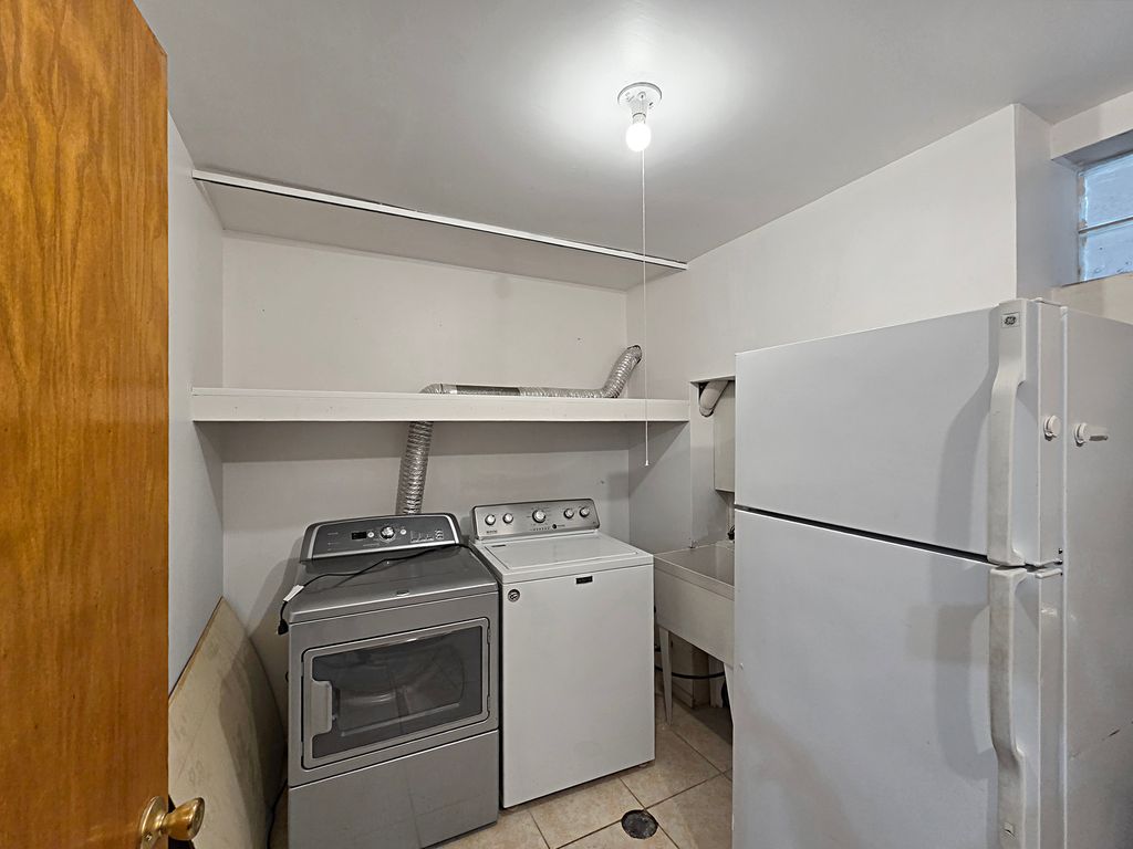 Image 21 of property listing at 1350 W 32nd Street A, Chicago, IL 60608