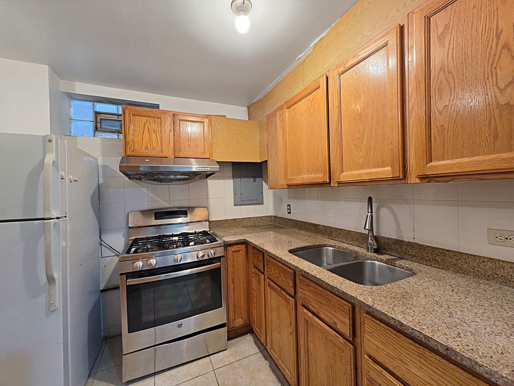 Image 22 of property listing at 1350 W 32nd Street A, Chicago, IL 60608
