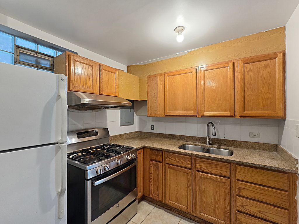Image 23 of property listing at 1350 W 32nd Street A, Chicago, IL 60608