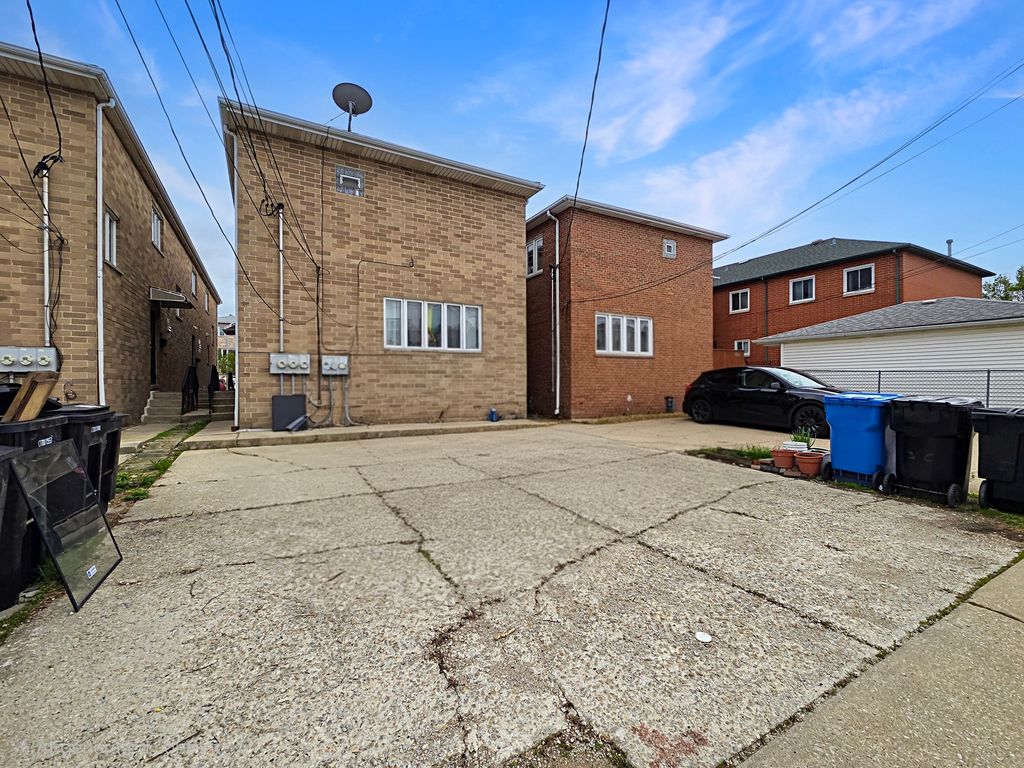Image 24 of property listing at 1350 W 32nd Street A, Chicago, IL 60608