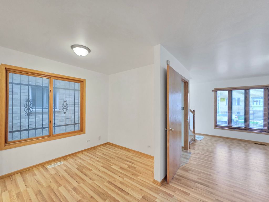 Image 6 of property listing at 1350 W 32nd Street A, Chicago, IL 60608