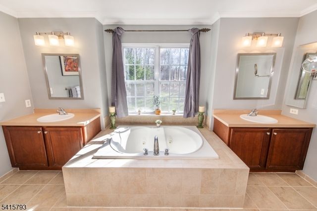 38 Saunders Ln, Mount Olive Twp., NJ 07840