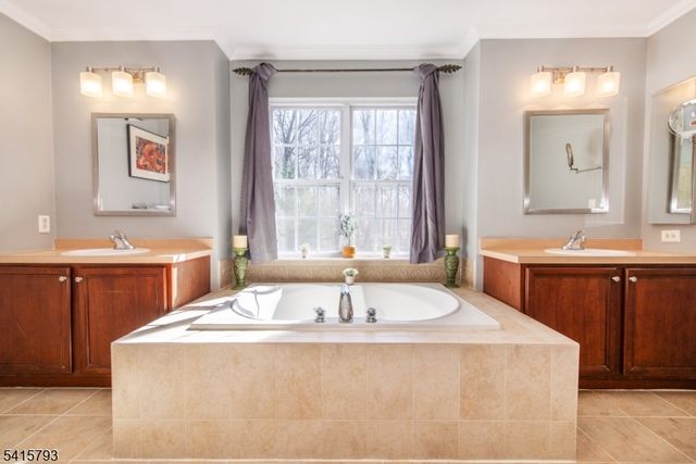 38 Saunders Ln, Mount Olive Twp., NJ 07840