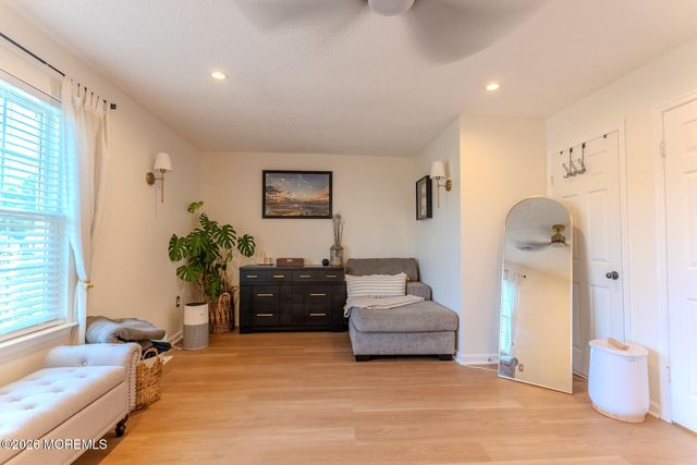 33 Farragut Square, Freehold, NJ 07728