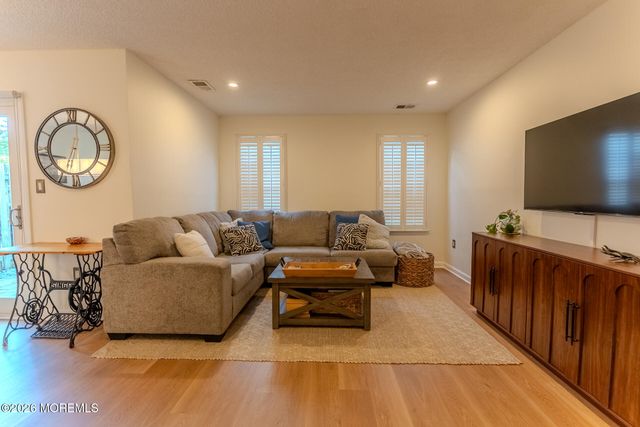 33 Farragut Square, Freehold, NJ 07728
