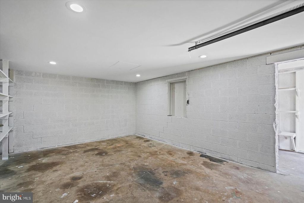 Image 32 of property listing at 1812 KITTYHAWK RD, Baltimore, MD 21221
