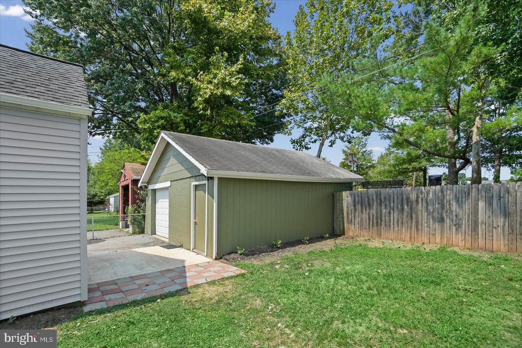 Image 5 of property listing at 1812 KITTYHAWK RD, Baltimore, MD 21221