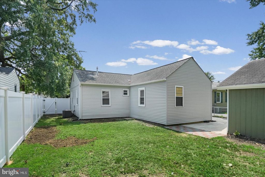 Image 6 of property listing at 1812 KITTYHAWK RD, Baltimore, MD 21221