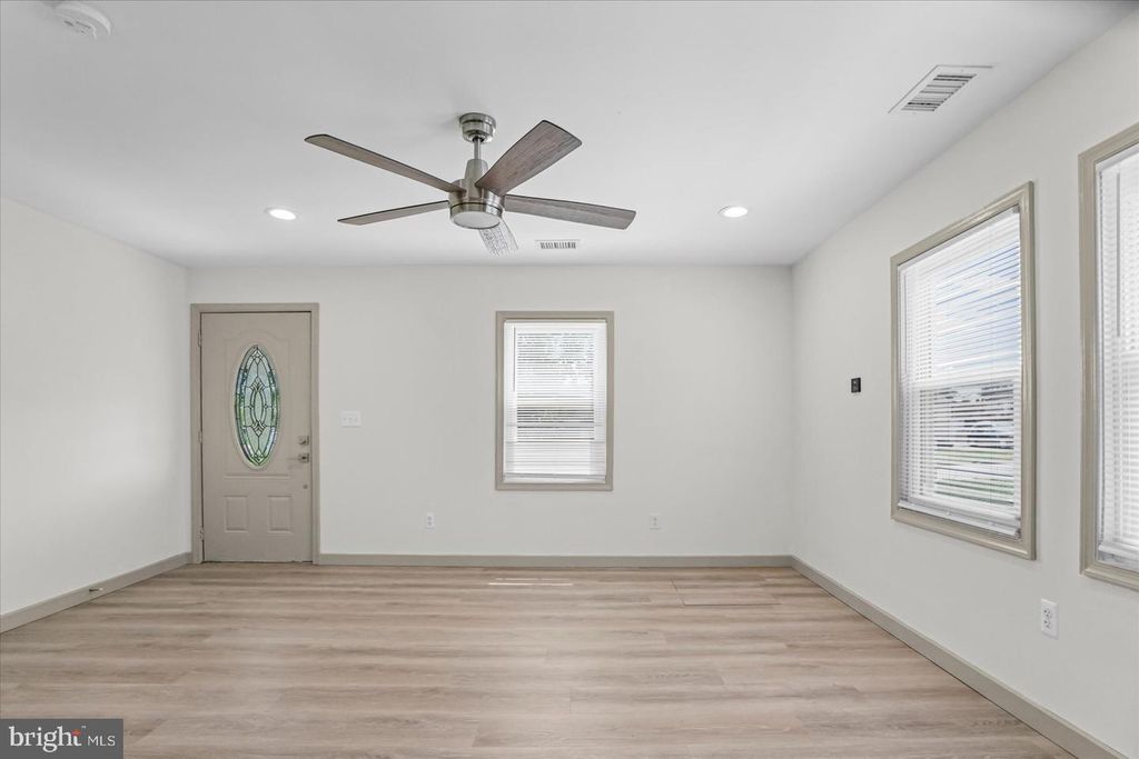 Image 8 of property listing at 1812 KITTYHAWK RD, Baltimore, MD 21221