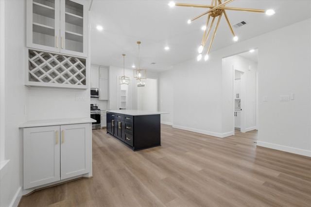 415 S 2nd Street, La Porte, TX 77571