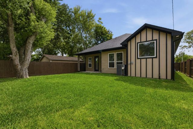 415 S 2nd Street, La Porte, TX 77571