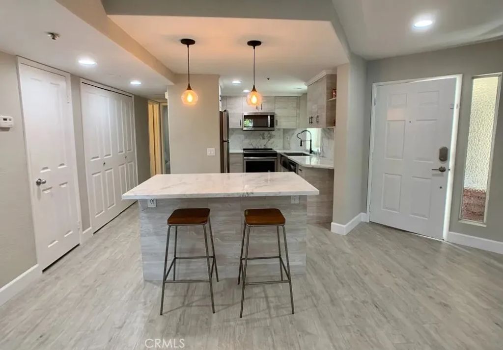400 Lake Street 103, Huntington Beach, CA 92648