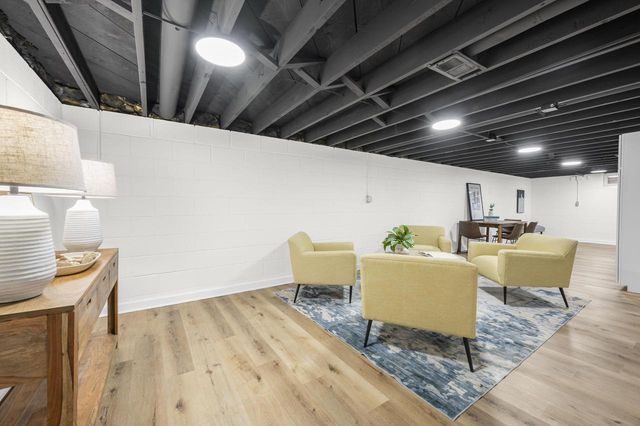 725 S Bobolink DRIVE, Brookfield, WI 53005