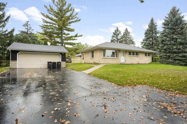 725 S Bobolink DRIVE, Brookfield, WI 53005
