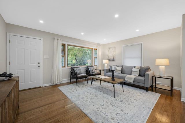 725 S Bobolink DRIVE, Brookfield, WI 53005