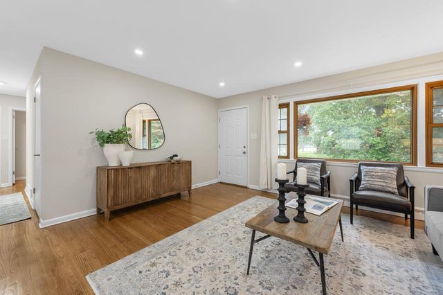 725 S Bobolink DRIVE, Brookfield, WI 53005