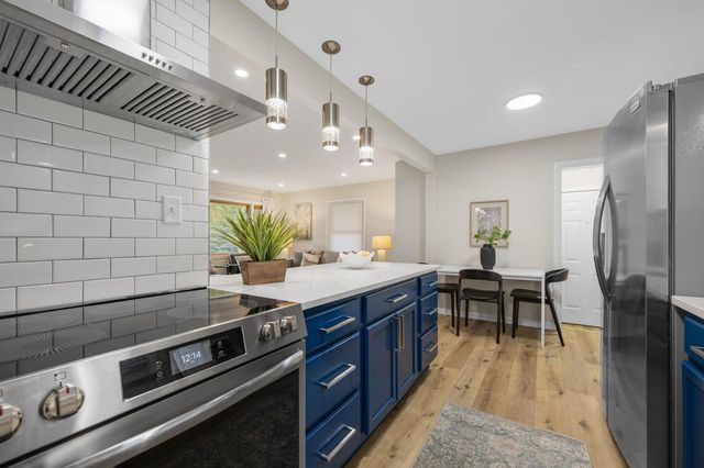 725 S Bobolink DRIVE, Brookfield, WI 53005