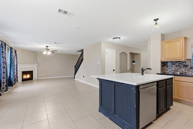 829 Elbe Drive, Arlington, TX 76001
