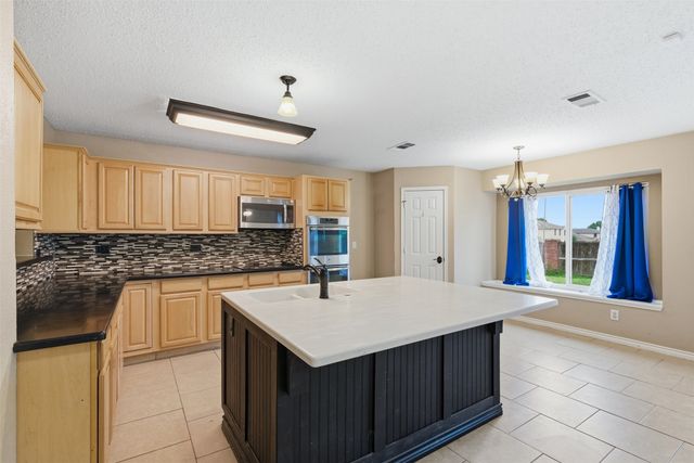 829 Elbe Drive, Arlington, TX 76001
