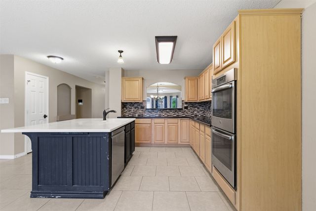 829 Elbe Drive, Arlington, TX 76001